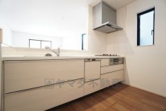 対面式キッチンなのでリビングにいるご家族とコミュニケーションを取りながら洗い物や、お料理が楽しめそうですね＾＾