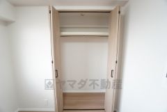 洋室にはハンガーパイプ付きのクローゼットが設けられています。たっぷり収納できるので衣替えの心配もいりませんね＾＾