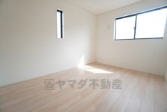 2面採光を確保した明るい室内は、風通しも良く、大変居心地の良い空間となっております。日当たりがよく、子供部屋としての利用もおすすめ。