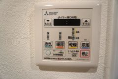 浴室暖房乾燥機には、暖房、乾燥、涼風、換気の4つの機能が付いています。タイマー付きです。換気・雨の日の洗濯も安心です＾＾