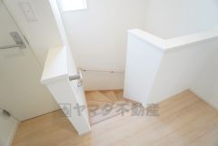 お子様も高齢の方も安心して上り下りができる手摺がついた安心設計です。 階段には小窓を配置しました。日中でも暗くなりがちな階段下が明るくなり安全ですね。