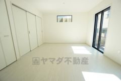 大きな窓のあるリビングは陽光あふれる明るい空間です。居心地良く、ご家族皆がゆったり寛げる憩いの空間となりそうです。