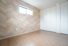 主寝室としてお使いいただけそうなこちらのお部屋は、日当たりが良く、爽やかな風を感じて起きる朝は、快適生活の始まりに。