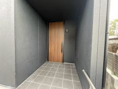 玄関は奥まっていて、人の出入りが見えにくいので防犯面も安心です。