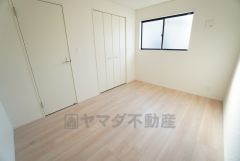6帖。2面採光を確保した明るい室内は、風通しも良く、大変居心地の良い空間となっております。