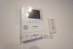 防犯性、セキュリティー対策に安心できるテレビモニター付きインターフォンです。セールスマン対策にもなり安心できます。施錠解錠がボタン一つできるスイッチ付き＾＾