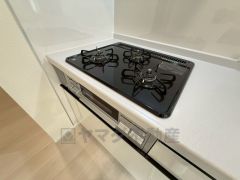 3種類の料理が同時に調理できる、3口ガスコンロ。忙しい夕食の支度時間が短縮できて効率よくお料理が楽しめます。