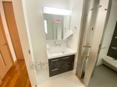 三面鏡裏収納付き洗面化粧台です＾＾