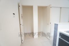 キッチン横に広々としたパントリー付き＾＾洗面室にも近く、食料品だけでなく日用品などの収納にも＾＾