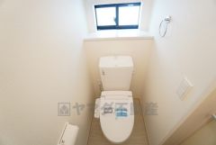 温水洗浄機付トイレです。節水機能もあるので、安心して使えますね。1階2階の2ヶ所にトイレがあるので、忙しい朝にもゆとりができますね。