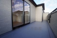 陽当たりの良いバルコニーです。お洗濯やお布団干しはもちろん、日光浴スペースにも＾＾足元は防水工事施工済です。 