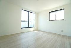 約7.5帖。主寝室としてお使いいただけそうなこちらのお部屋は、日当たりが良く、爽やかな風を感じて起きる朝は、快適生活の始まりに。