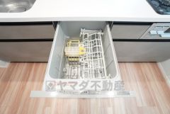 炊事時間を大幅に短縮できる食器洗浄乾燥機付き＾＾食器を洗う手間が減るので家族とのコミュニケーションの時間や自分の時間が増えますね＾＾