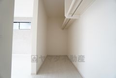 寝室にはハンガーパイプ付きのウォークインクローゼットが設けられています。たっぷり収納できるので衣替えの心配もいりませんね＾＾