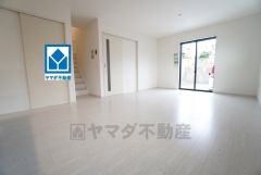 窓から光が差し込む明るいダイニングです＾＾