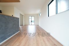 大きな掃き出し窓のあるリビングは、陽光あふれる明るい空間です。ゆったりと寛げる憩いの場となりそうです。