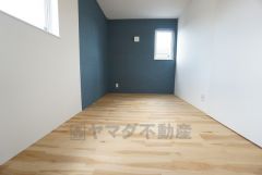 2面採光を確保した明るい室内は、風通しも良く、大変居心地の良い空間となっております。日当たりがよく、子供部屋としての利用もおすすめ。