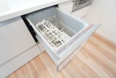 炊事時間を大幅に短縮できる食器洗浄乾燥機付き＾＾食器を洗う手間が減るので家族とのコミュニケーションの時間や自分の時間が増えますね。