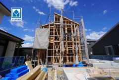 動線が増えて便利なアイランドキッチン。WIC・全室収納付きなので衣類や荷物もすっきり収納可能。