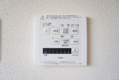 雨の日の洗濯も安心できる浴室暖房乾燥機付き浴室。リモコンで操作もボタン1つで簡単。