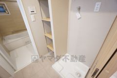洗面室には収納を設けています。バスタオルや着替えを置いたり、化粧品や予備のシャンプー等もすっきりと片付けられます。