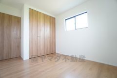 木の温もりがやさしいフローリングとシンプルなクロスで、住む人のこだわりを活かす洋室＾＾広めのクローゼットもあり荷物もすっきり片付けられ、ゆとりのある暮らしが出来ます＾＾