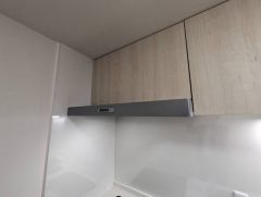 コンロ上には換気扇完備＾＾調理時の蒸気や匂いが換気扇に誘導され、効率的に排煙ができます＾＾