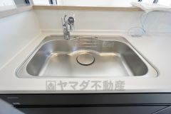 大きなお鍋も楽々洗える幅の広いシンクです＾＾ステンレスシンクなので簡単にお掃除できますよ。洗剤やスポンジもすっきりできる収納付き。