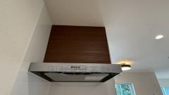 コンロ上には換気扇完備＾＾調理時の蒸気や匂いが換気扇に誘導され、効率的に排煙ができます＾＾