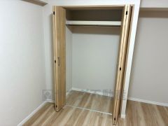 洋室にはハンガーパイプ付きのウォークインクローゼットが設けられています。たっぷり収納できるので衣替えの心配もいりませんね＾＾