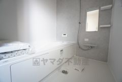 1日の疲れを癒すくつろぎのバスルーム。足を伸ばしてもゆったりと入れるサイズです。お子様と一緒にお風呂に入っても狭くないですね＾＾