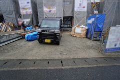 駐車スペースは並列3台分。