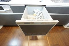 炊事時間を大幅に短縮できる食器洗浄乾燥機付き＾＾食器を洗う手間が減るので家族とのコミュニケーションの時間や自分の時間が増えますね。