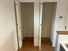 キッチン横に広々としたパントリー付き＾＾洗面室にも近く、食料品だけでなく日用品などの収納にも＾＾