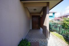 玄関は奥まっていて、人の出入りが見えにくいので防犯面も安心です。屋根があるので雨の日も安心してカバンの中から鍵が探せますね＾＾