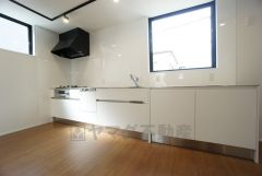 作業スペースかなり広々＾＾使いやすいシステムキッチンです＾＾リビングにいるご家族とコミュニケーションを取りながら洗い物や、お料理が楽しめそうですね＾＾