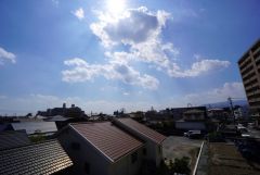 日当たり＆風通し良好です＾＾心地よい自然の光や風を感じることができ、ほどよく開放感のある空間がつくれます。