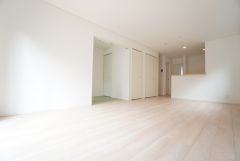 家族が集まる開放的なリビング。思い思いの時間を過ごしたり食事をしたり、素敵な団らんの場になりますね。