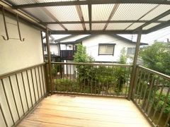 2階ベランダからの眺望です。目の前に日差しを遮る建物がないので、日当たり、風通し良好です＾＾心地よい自然の光や風を感じることができ、ほどよく開放感のある空間がつくれます。