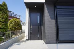 玄関扉にスリットのある明るい玄関です＾＾屋根があるので雨の日も安心してカバンの中から鍵が探せますね＾＾ 