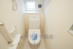 1階2階の2ヶ所にトイレがありますので、忙しい朝にも家族に気を使わず、ゆとりが生まれますね＾＾ 小窓付　 きで換気する時に便利です＾＾