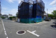 角地なので、開放感が得られます。 また、日差しが入りやすく、家の奥まで明るくなるのが嬉しいポイントです。