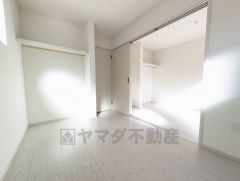 2ドア1ルーム、クローゼットも2ヶ所ついています＾＾お子様の成長に合わせてお部屋を仕切ることができます＾＾