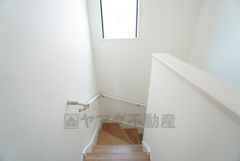 お子様も高齢の方も安心して上り下りができる手摺がついた安心設計です。 階段には小窓を配置しました。日中でも暗くなりがちな階段下が明るくなり安全ですね。