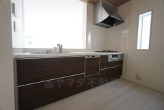 対面式キッチンなのでリビングにいるご家族とコミュニケーションを取りながら洗い物や、お料理が楽しめそうですね＾＾