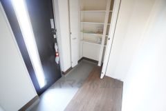 採光も考えられた明るい玄関です。たっぷり収納できるシューズボックス付きなので、家族全員の靴がきれいに整頓できます。