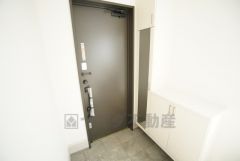 採光も考えられた明るい玄関です。たっぷり収納できるシューズボックス付きなので、家族全員の靴がきれいに整頓できます。