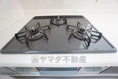 3口コンロなので、複数の調理を一度に行うことができます。調理をしながらちょっともう一品を加えたいときなどにも便利です。