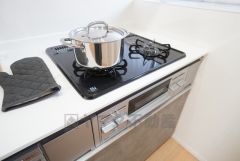 3種類の料理が同時に調理できる、3口ガスコンロ。忙しい夕食の支度時間が短縮できて効率よくお料理が楽しめます。