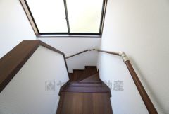 お子様も高齢の方も安心して上り下りができる手摺がついた安心設計です。 階段には小窓を配置しました。